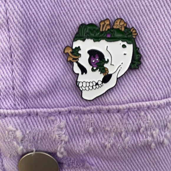 🍄 Overgrown Plants Skull Enamel Pin - Picture 2 of 5